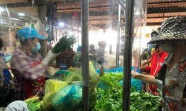 Hình ảnh bên trong khu chợ vừa mở lại ở TPHCM