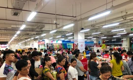 Auchan "vỡ trận" vì lượng người vào mua sắm quá đông