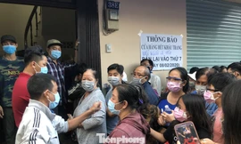 Cả ngàn người xếp hàng từ 2-3h sáng trước điểm bán khẩu trang y tế giá bình ổn