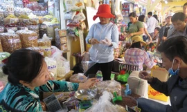 Bánh mứt tết bày bán đầy các quầy sạp tại chợ ở TPHCM