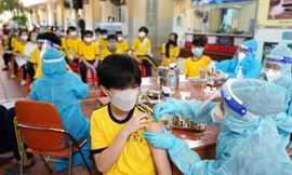 Tiêm ngừa vắc xin COVID-19 cho học sinh tại TPHCM (ảnh: HCDC)