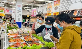 Người tiêu dùng ngày càng ưu tiên lựa chọn những sản phẩm có "tick xanh trách nhiệm".. ảnh chụp tại Satramart siêu thị Phạm Hùng.