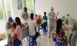 Lấy mẫu xét nghiệm COVID-19 ( ảnh: HCDC)