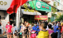 Người dân Mả Lạng (Q.1, TPHCM) vui mừng được gỡ phong tỏa chiều mùng 4 Tết (ảnh: HCDC)