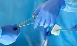 Mẹ trẻ kiên cường sinh con cùng khối u “khủng”