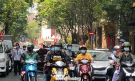 Sài Gòn nhộn nhịp trưa Mùng 1 Tết, dân đeo khẩu trang kín mít đi lễ chùa đầu năm