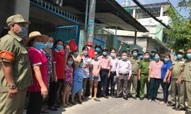 Người dân đường Nguyễn Phúc Chu, P.15, Q.Tân Bình vui mừng khi được gỡ phong tỏa (ảnh:HCDC)