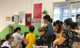 Những ngày gần đây, trẻ mắc bệnh hô hấp nhập viện tăng đột biến