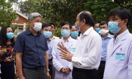 Thứ trưởng Y tế Nguyễn Trường Sơn (bìa trái) động viên cán bộ, nhân viên y tế làm việc tại Bệnh viện dã chiến Củ Chi (ảnh: BYT)