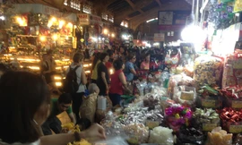 Bánh kẹo, mứt tết "ba không" có mặt ở các chợ Sài Gòn