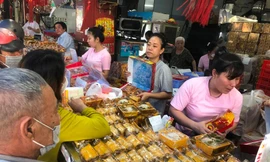 Tranh thủ nghỉ lễ, người dân xếp hàng mua bánh trung thu