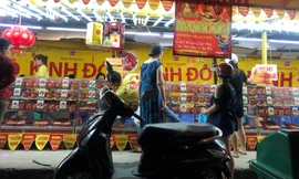 Dân Sài Gòn chờ giờ chót để mua bánh trung thu cho rẻ