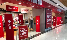 Cửa hàng thời trang 'ngóng' khách sau khi thành phố mở cửa trở lại