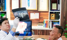 TS.BS Nguyễn Phan Tú Dung điều trị cho "chàng trai mặt quỷ"