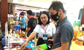 Độc lạ pa-tê mít, sữa chua sấy khô… ở phiên chợ cuối tuần