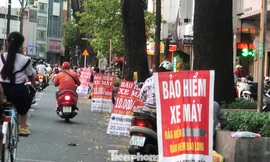 Bảo hiểm xe máy vỉa hè "siêu rẻ" bán trên nhiều tuyến đường Sài Gòn