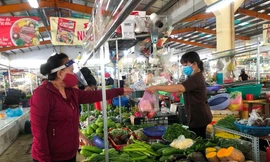 Tiểu thương mừng rơn khi lại được ra chợ