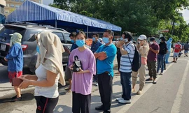 Người dân rồng rắn xếp hàng vào siêu thị mua thực phẩm. Ảnh: Uyên Phương