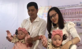 Ba mẹ song Nhi hạnh phúc trong ngày đón hai con xuất viện