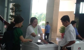 Thùng rác biết nói "cám ơn" thu hút sự tò mò của người dân Sài Gòn