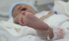 Trẻ 6 tháng tử vong thương tâm do kẹt giữa khe nệm và tường