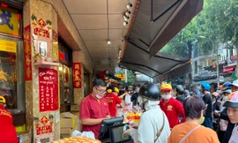 Lo không mua được heo quay cúng Thần Tài dù đã xếp số, nhưng chờ cả trăm người đứng trước