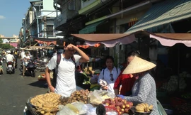 Chợ chiều vẫn tấp nập dịp nghỉ lễ