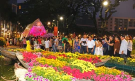 Dù chưa khai mạc, nhưng hội chợ hoa xuân Phú Mỹ Hưng đã rất thu hút du khách 