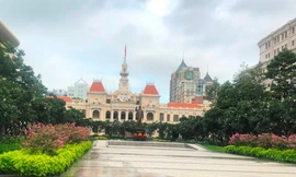 Quốc khánh 2/9, nhiều người có thói quen đến viếng tượng đài Bác Hồ, nhưng năm nay thị không thể.