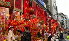 Sắc đỏ phủ ngập phố đồ Tết lớn nhất TPHCM, tấp nập người mua sắm