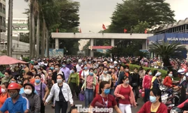 Dòng xe ken đặc, xếp hàng dài cả cây số chờ đón công nhân Pouyuen 