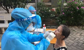 Lấy mẫu xét nghiệm COVID-19 (ảnh:HCDC)