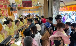 'Dở khóc dở cười' xếp hàng mua vàng giá cao