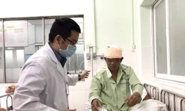 BS đang chăm sóc cho bệnh nhân