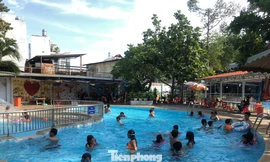 Hồ bơi ngày hè hấp dẫn trẻ em, người lớn