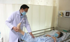 BS tập vật liệu trị liệu cho người thị thoái hóa cột sống