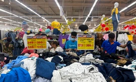 Cận Tết, 'tín đồ' thời trang săn sale tới tận nửa đêm