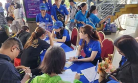 Người lao động xếp hàng tìm việc cuối năm