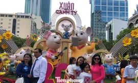 Dân Sài Gòn tận dụng những ngày nghỉ tết để du xuân