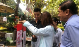 Nhiều bạn trẻ nán lại Sài Gòn bán buôn dịp tết