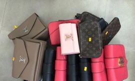 Bất ngờ kiểm tra loạt shop kinh doanh ‘hàng hiệu’ ở TPHCM 