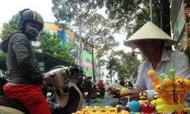 Thú nhún 'Emoji lò xo' lên cơn sốt, bán ngập vỉa hè Sài Gòn
