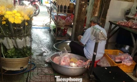 Sơ chế thịt heo ngay dưới nền đất