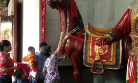 Người Sài Gòn rung chuông ngựa cầu may đầu năm