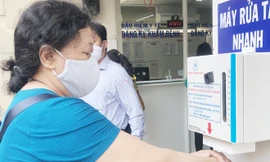 Bệnh nhân rửa tay trước khi vào khám