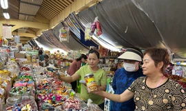 Chợ Tết thưa thớt, tiểu thương 'ngóng theo từng du khách'