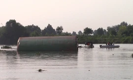 Hiện trường vụ chìm sà lan