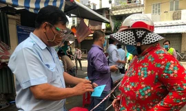 Chợ Bình Thới (Q.11) check mã QR cho khách trước khi vào chợ (ảnh chụp ngày 21/7, trước thời điểm chợ tạm ngưng hoạt động)