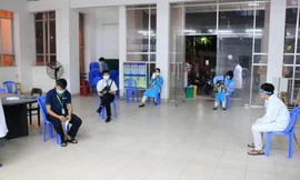 Xét nghiệm lần 2 đối với nhân viên sân bay Tân Sơn Nhất (ảnh: HCDC)