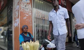 Bán ngô trên vỉa hè